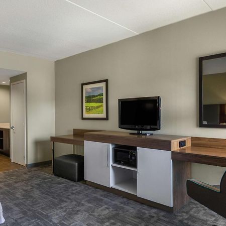 Hampton Inn Bedford Exteriör bild